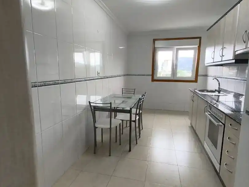 Küche von Wohnung zur Miete in Viveiro mit Abstellraum, Schwimmbad und Möbliert