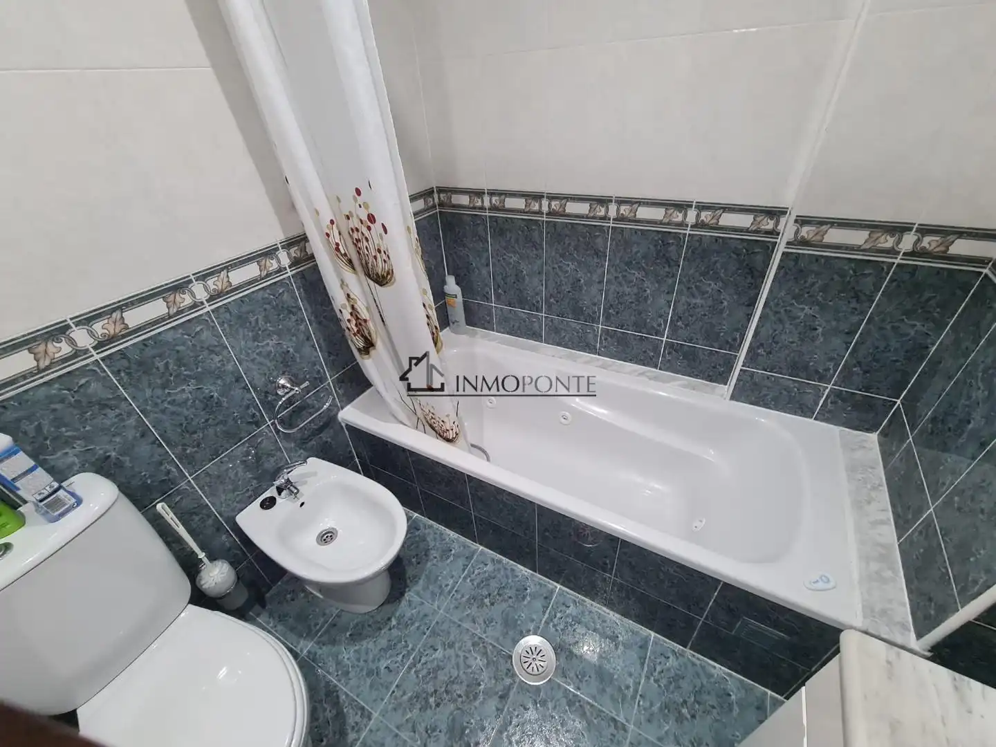 Bathroom of Apartments for rent in Pontevedra Capital   with Heating, Storage room and Furnished