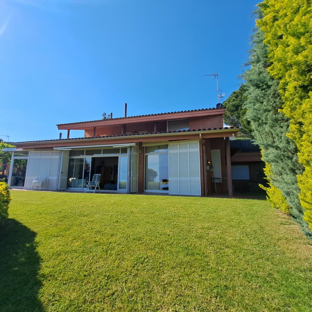 Exterior view of House or chalet for sale in Sant Vicenç de Montalt  with Heating and Swimming Pool