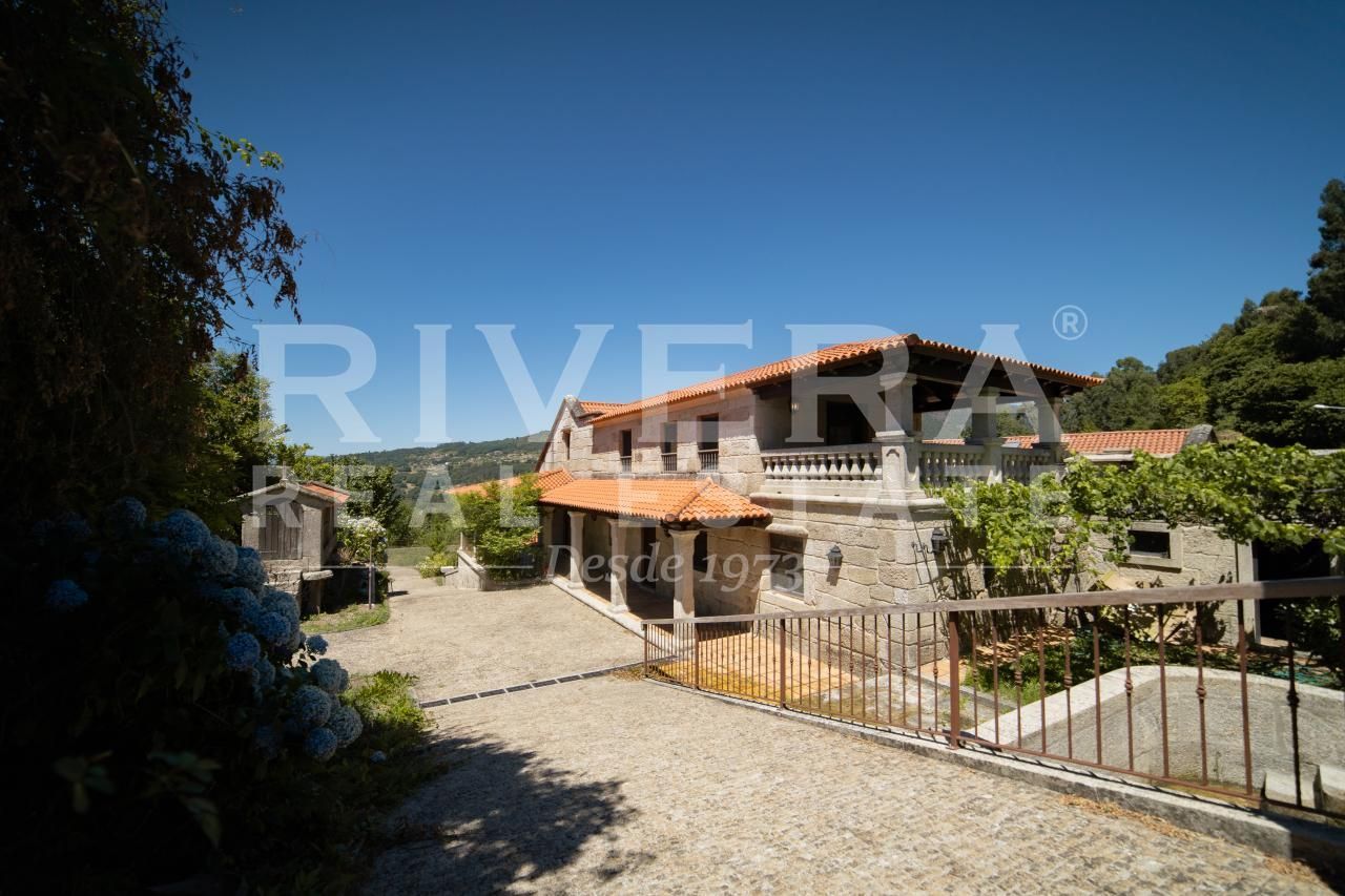 Vista exterior de Casa o xalet en venda en Covelo amb Calefacció, Jardí privat i Piscina