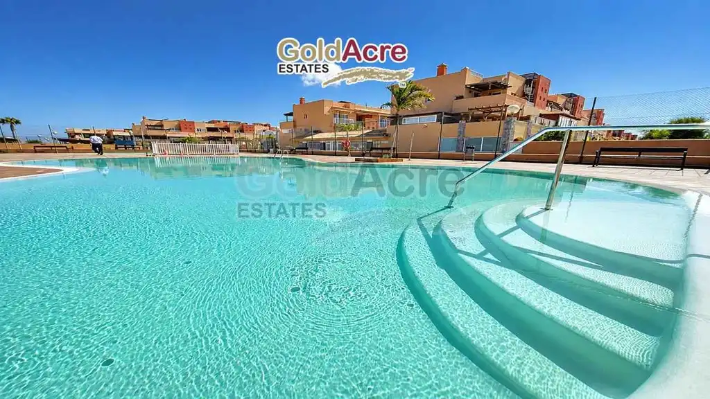 Piscina de Apartamento en venta en La Oliva