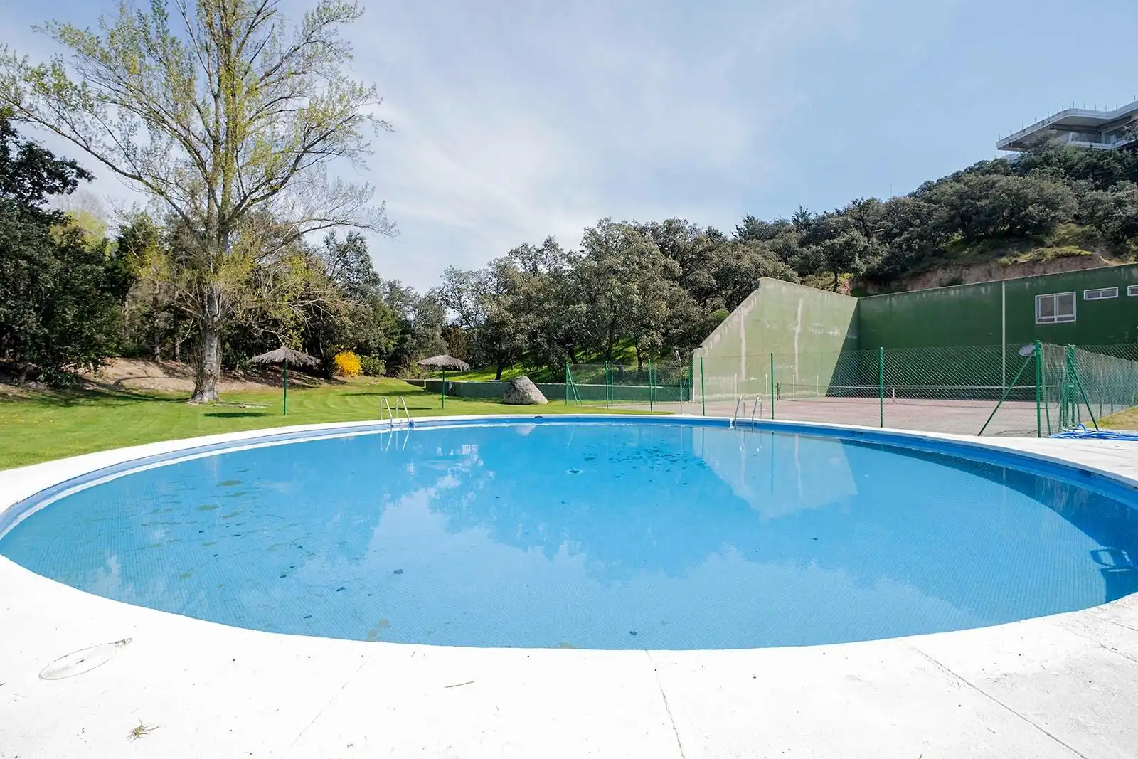 Piscina de Casa adosada en venda en Las Rozas de Madrid amb Aire condicionat, Calefacció i Jardí privat
