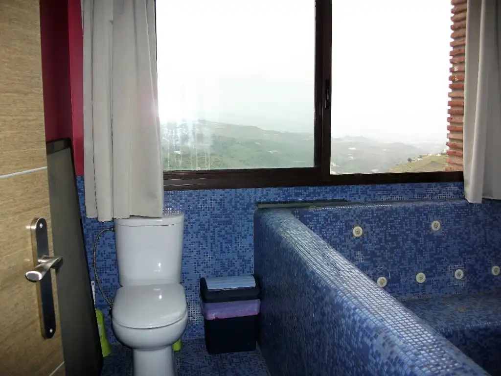 Bany de Finca rústica en venda en Iznate amb Piscina i Moblat