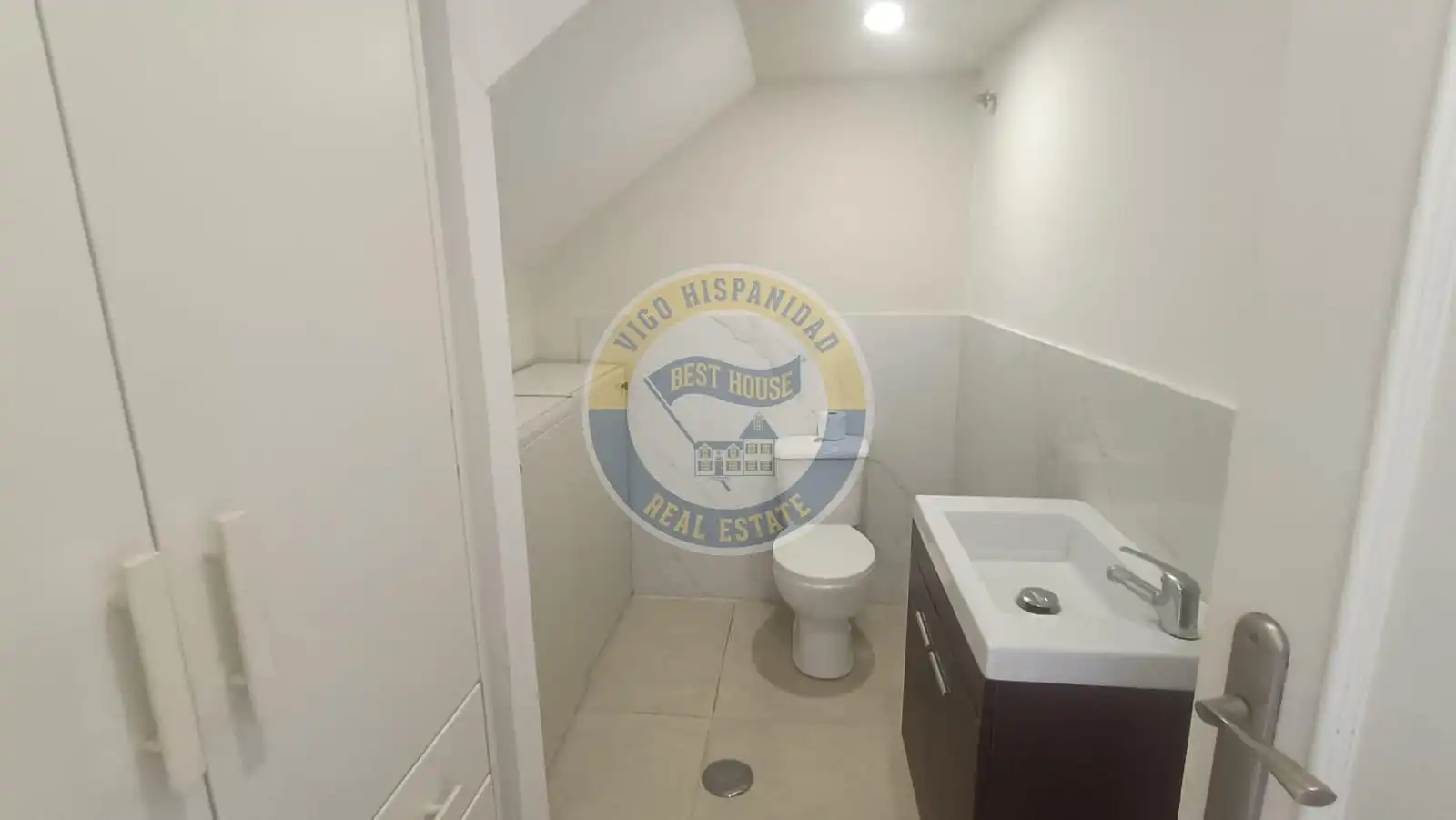 Bany de Casa o xalet en venda en Vigo  amb Calefacció, Jardí privat i Balcó