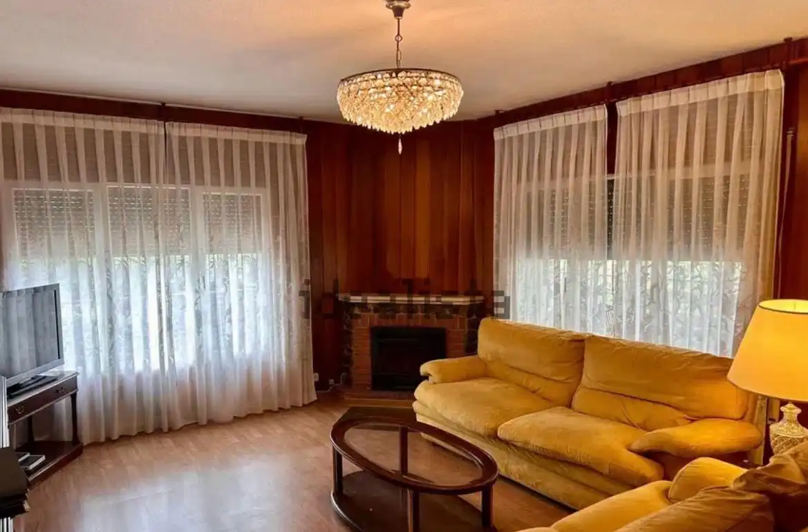 Sala d'estar de Casa o xalet en venda en Collado Mediano amb Jardí privat, Terrassa i Traster
