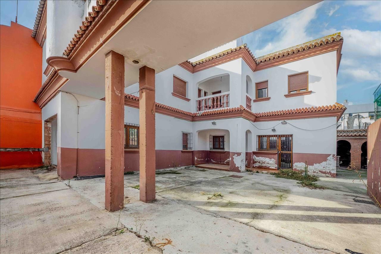 Exterior view of Single-family semi-detached for sale in La Línea de la Concepción  with Terrace