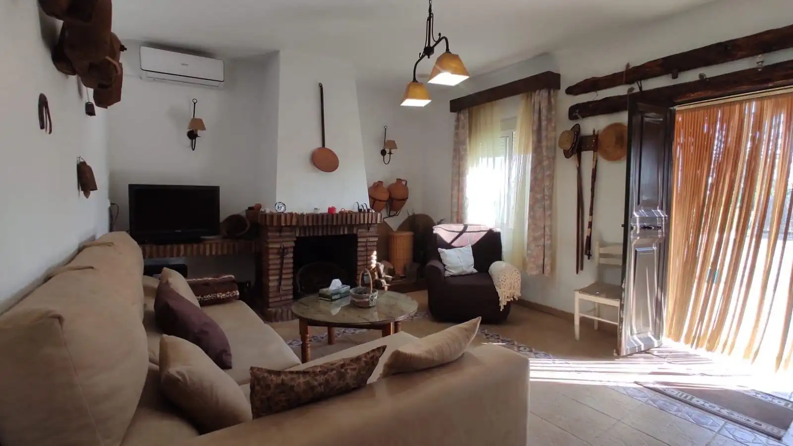 Sala d'estar de Finca rústica en venda en El Carpio amb Traster, Piscina i Moblat