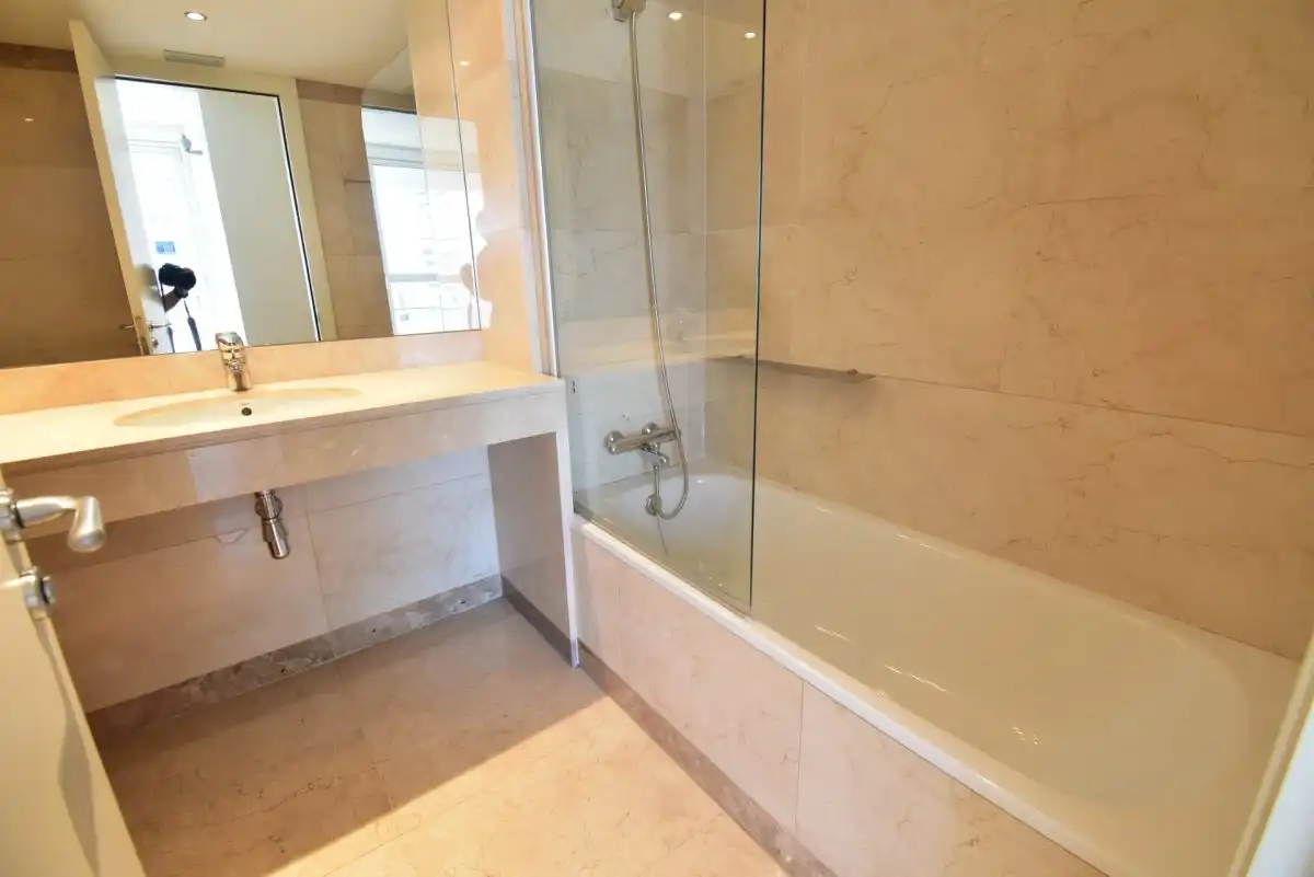 Badezimmer von Wohnung zur Miete in Barcelona mit Klimaanlage, Heizung und Privatgarten