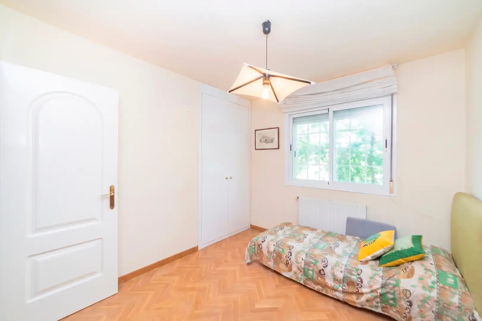 Habitación de Casa adosada en venta en Madrid con Aire acondicionado, Calefacción y Jardín privado