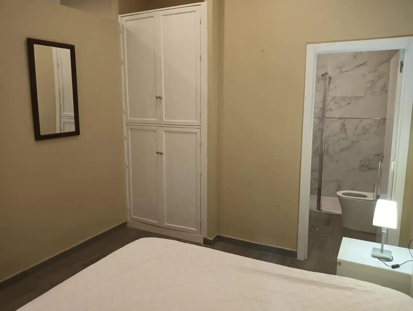 Dormitori de Apartament de lloguer en Sevilla amb Aire condicionat i Moblat