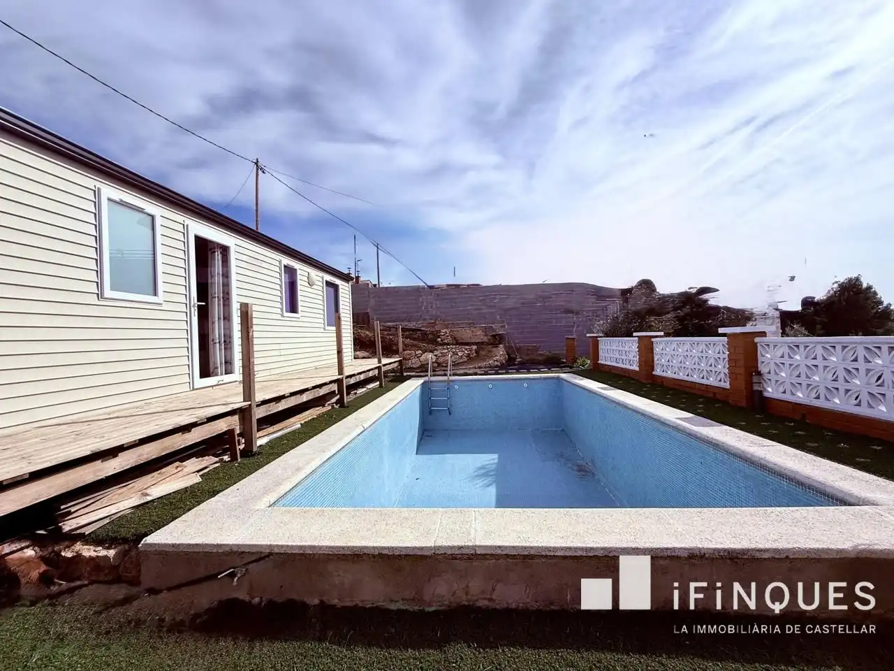 Swimming pool of Residential for sale in Castellar del Vallès