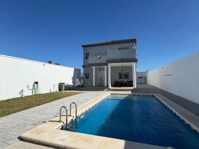 Piscina de Casa o xalet en venda en La Línea de la Concepción amb Aire condicionat, Jardí privat i Piscina
