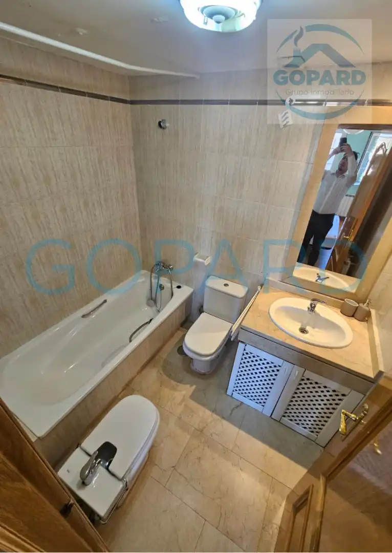 Baño de Casa adosada de alquiler en Villanueva de la Cañada con Calefacción, Jardín privado y Parquet