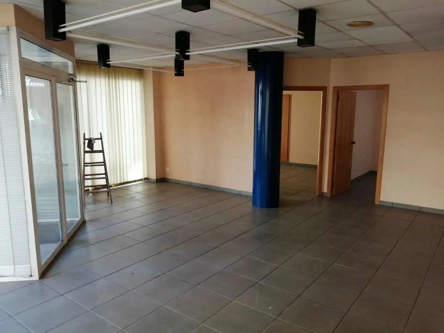 Business premises to rent in Puig rom 122