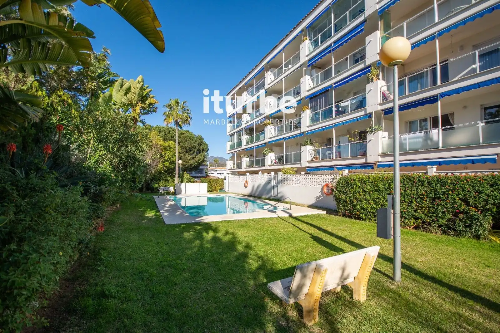 Vista exterior de Pis en venda en Marbella amb Aire condicionat, Calefacció i Piscina