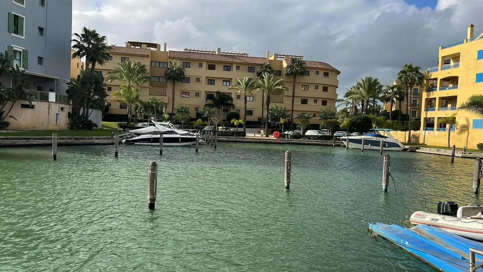 Außenansicht von Maisonette zum Verkauf in Sotogrande mit Klimaanlage, Terrasse und Abstellraum