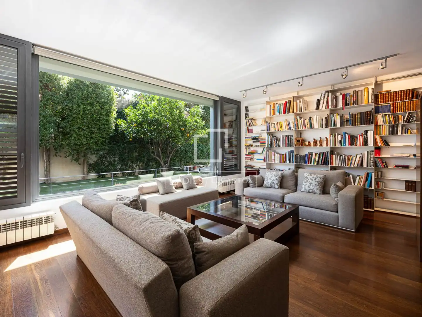 Sala d'estar de Casa o xalet en venda en Barcelona amb Aire condicionat, Calefacció i Jardí privat