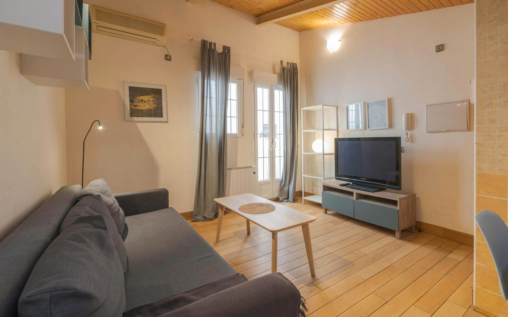 Living room of Flat to rent in  Madrid Capital  with Air Conditioner, Heating and Furnished