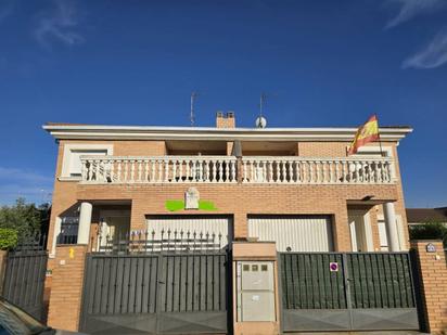 Vista exterior de Casa adosada en venda en Quer amb Terrassa