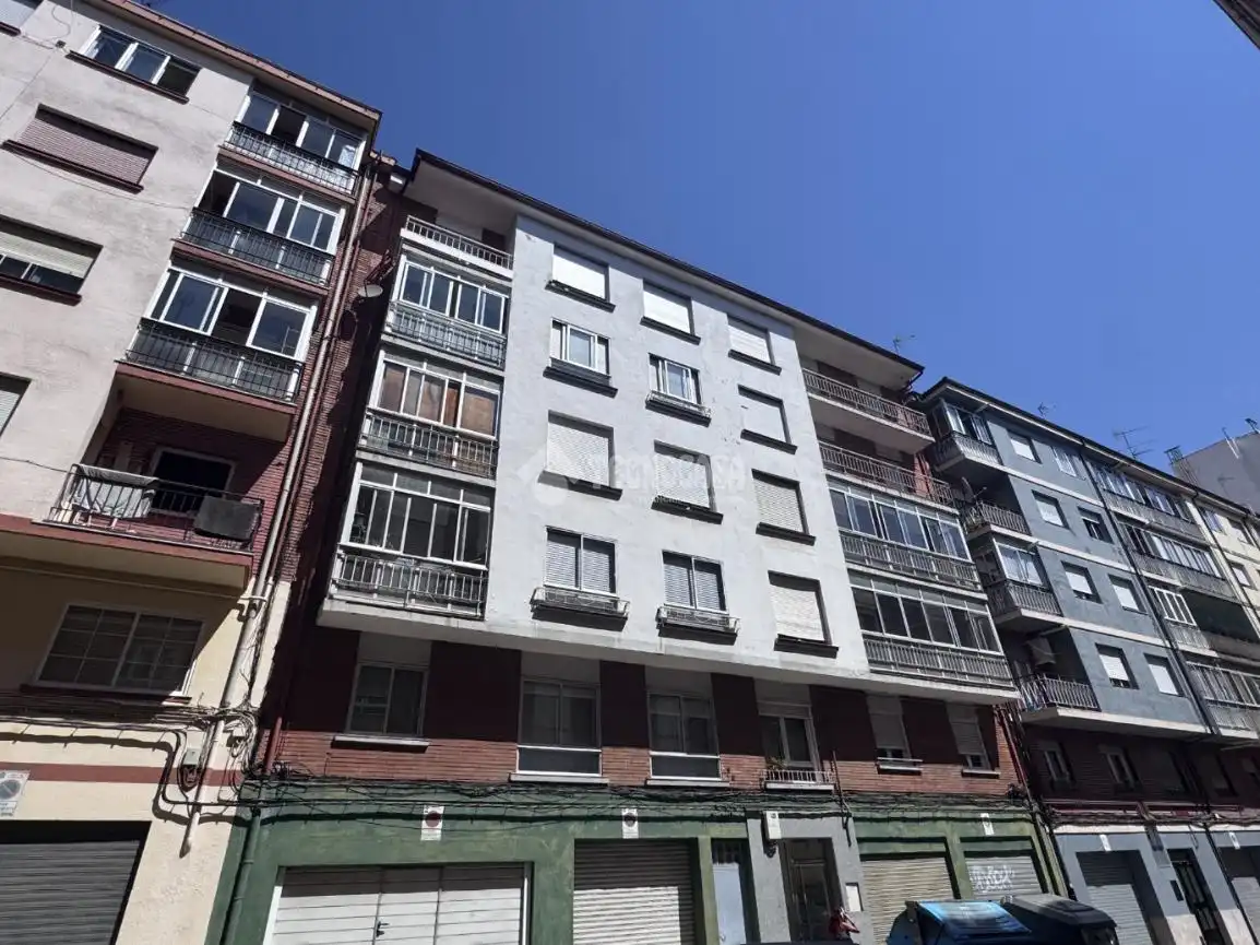 Vista exterior de Piso en venta en León Capital  con Calefacción