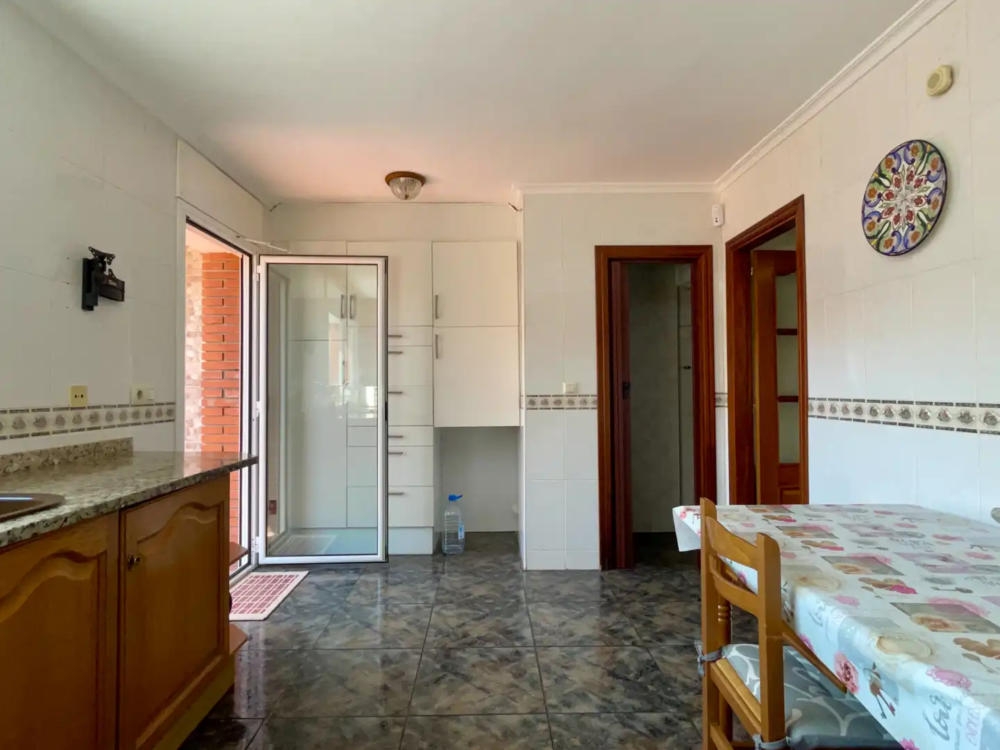 Küche von Einfamilien-Reihenhaus zum Verkauf in Sant Vicenç de Montalt mit Klimaanlage, Heizung und Privatgarten