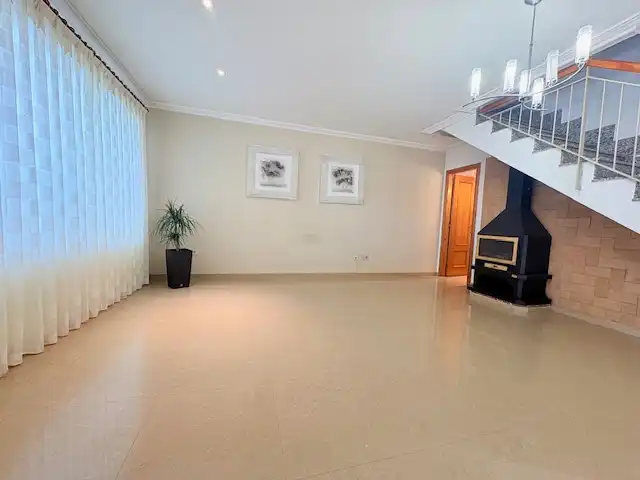 Wohnzimmer von Einfamilien-Reihenhaus zur Miete in Benaguasil mit Klimaanlage, Terrasse und Ofen