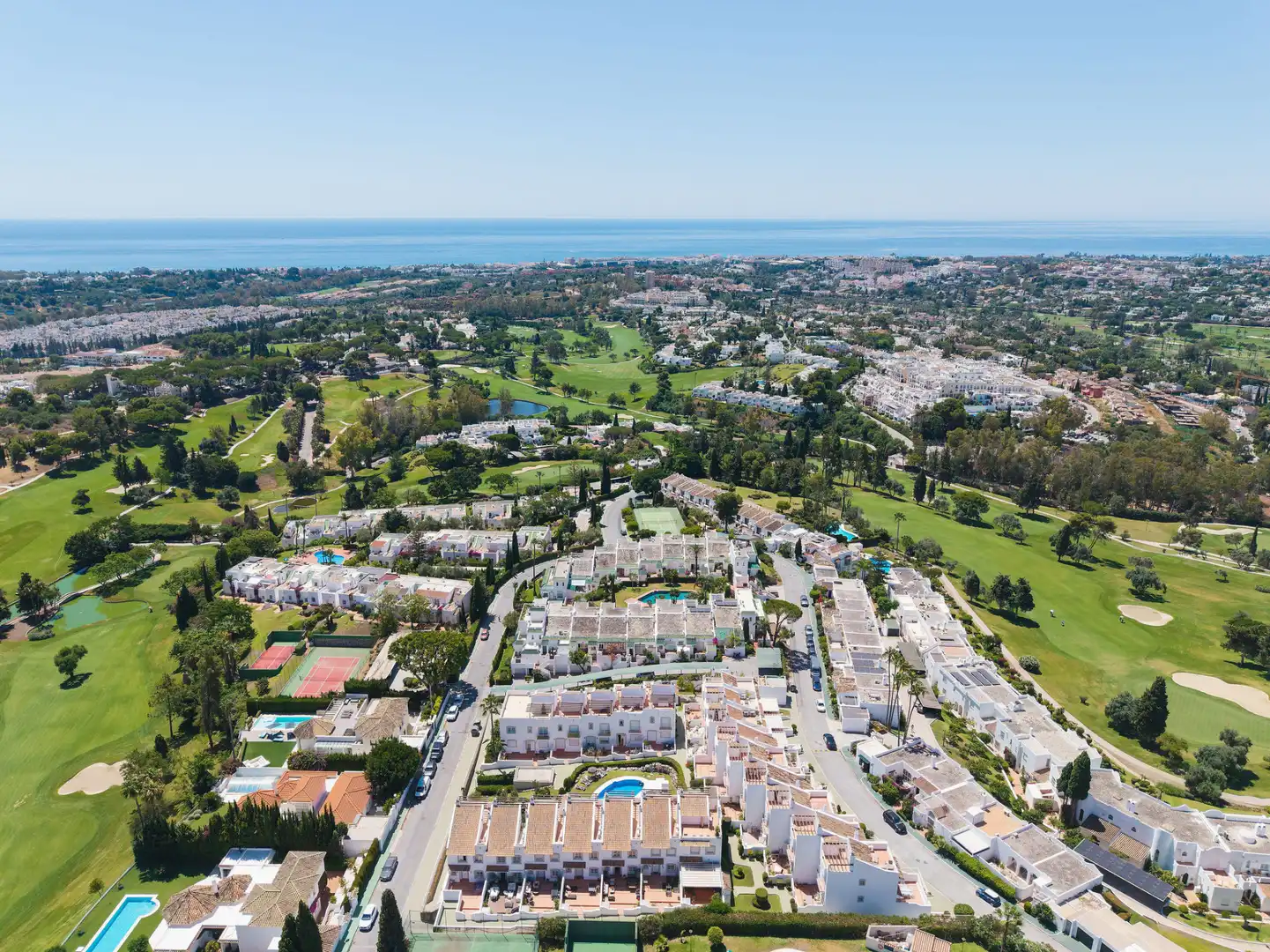 Vista exterior de Casa adosada en venta en Marbella con Aire acondicionado, Terraza y Piscina