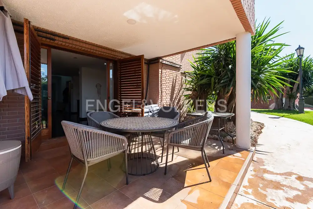 Terrassa de Casa o xalet en venda en Paterna amb Aire condicionat, Calefacció i Jardí privat