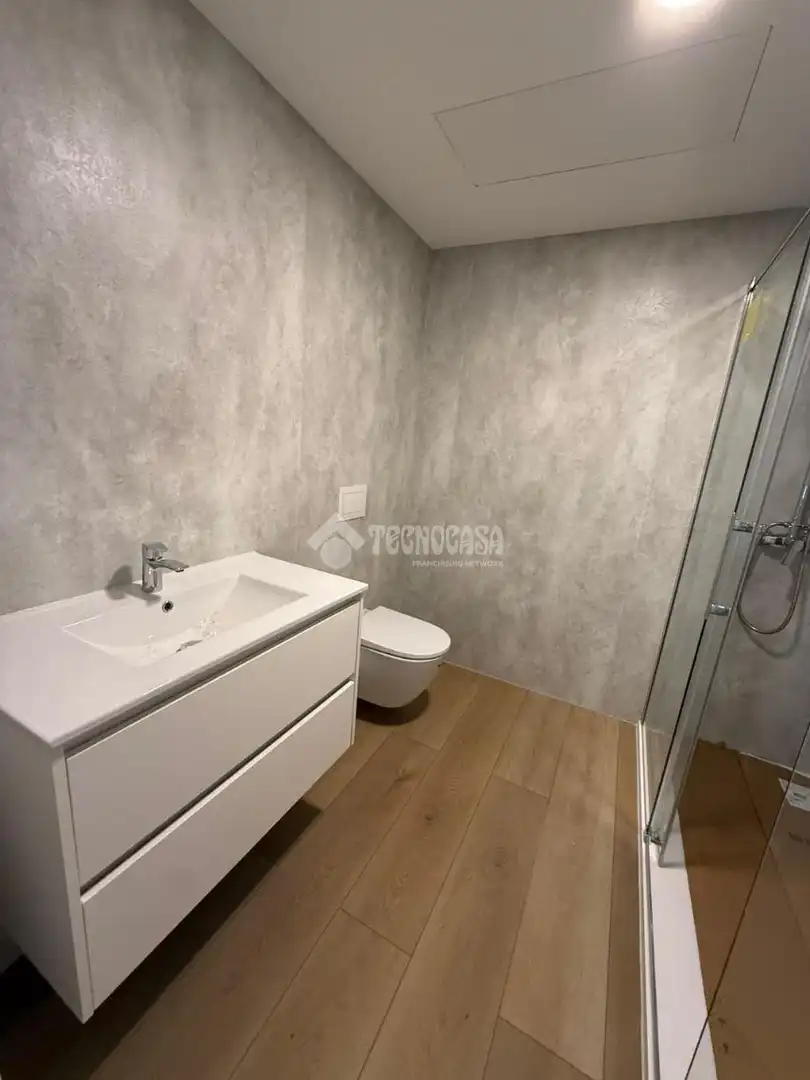 Badezimmer von Wohnung zur Miete in Camas mit Terrasse und Abstellraum