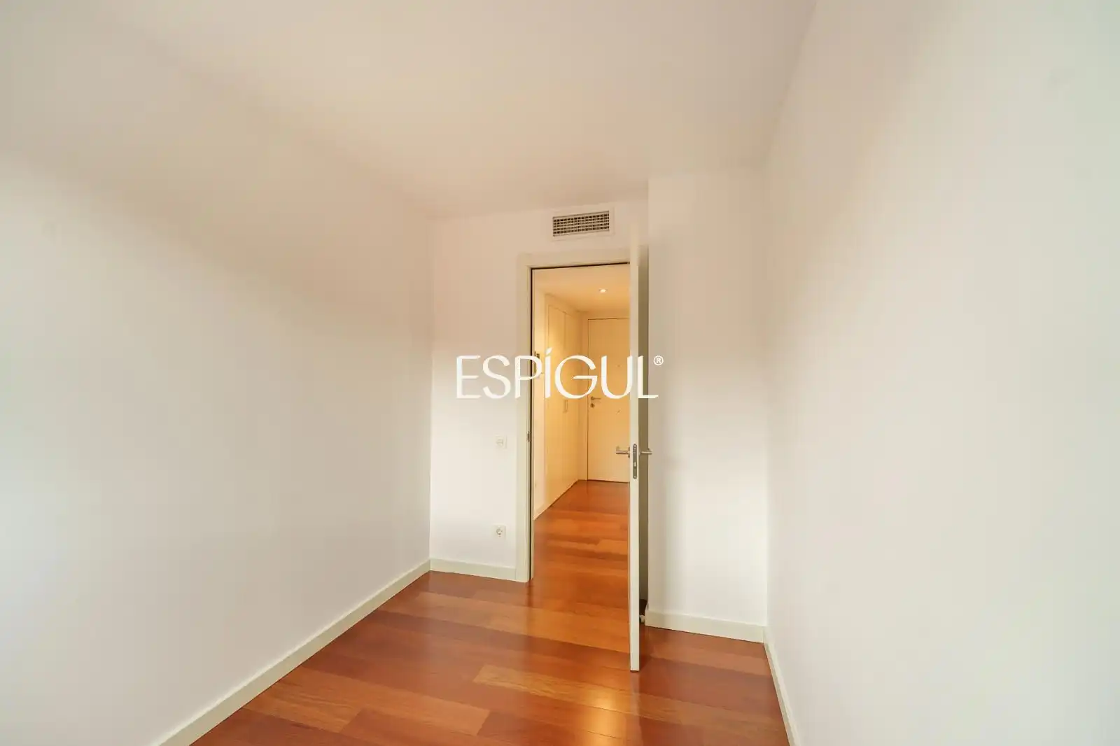 Bedroom of Flat for sale in Sant Cugat del Vallès  with Air Conditioner, Heating and Parquet flooring