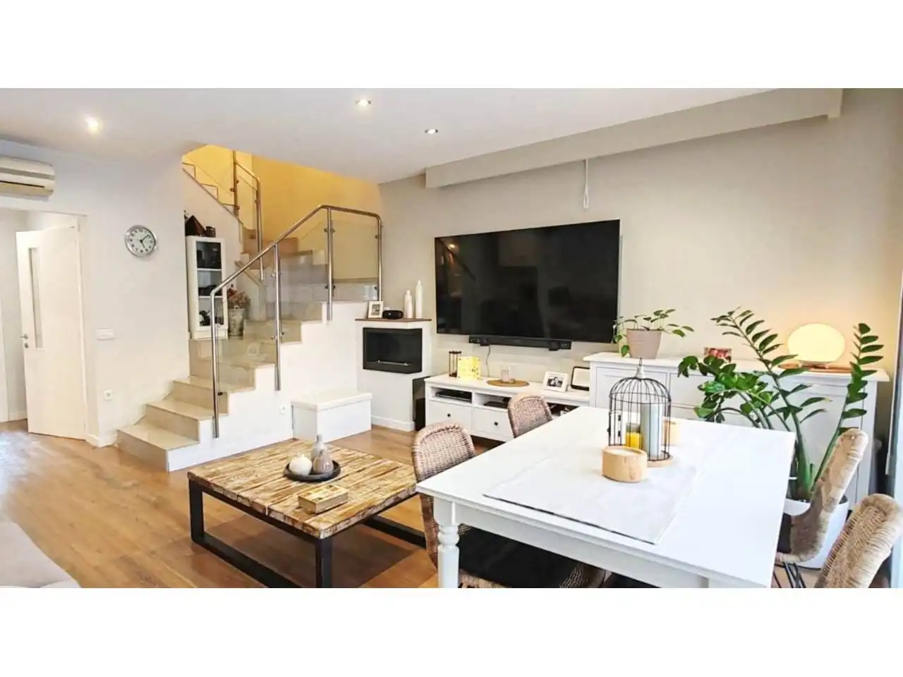 Sala de estar de Casa o chalet en venta en Sarrià de Ter con Aire acondicionado, Calefacción y Jardín privado