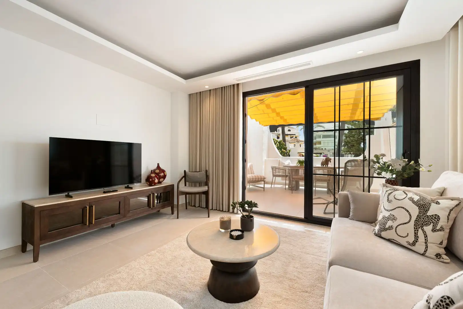 Sala de estar de Apartamento en venta en Marbella con Aire acondicionado, Terraza y Piscina