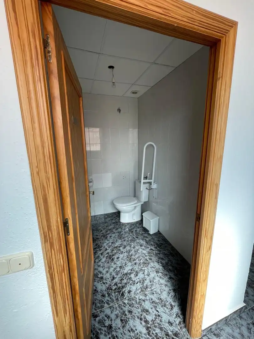 Baño de Local de alquiler en El Ejido con Aire acondicionado