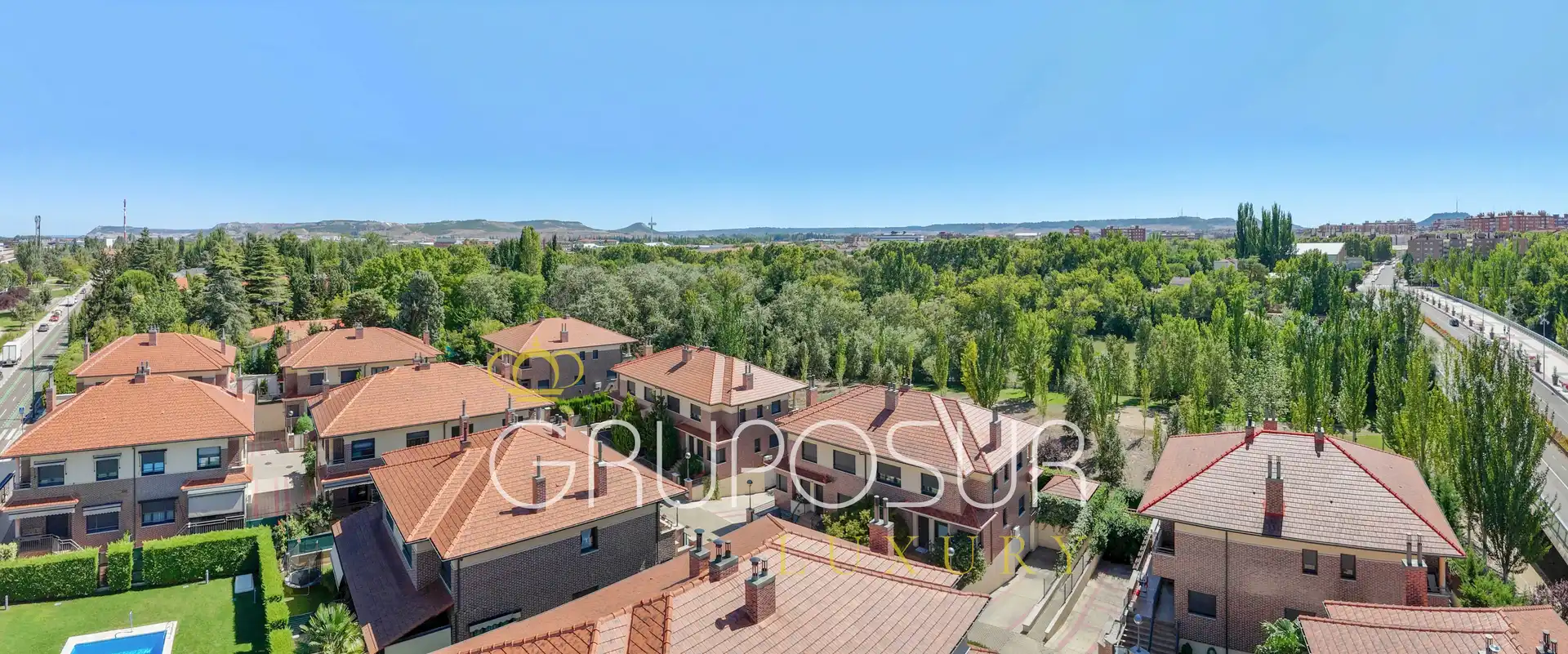 Vista exterior de Casa adosada en venda en Valladolid amb Aire condicionat, Calefacció i Jardí privat