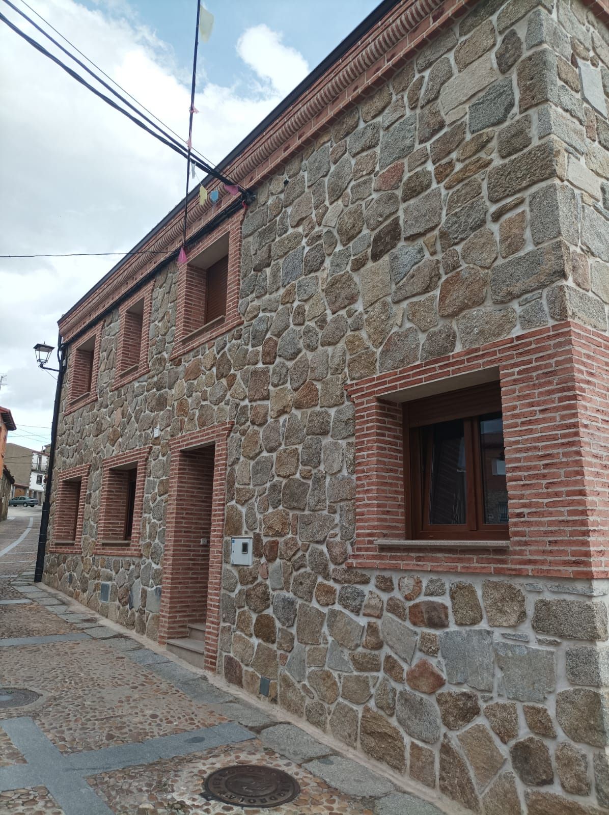 Vista exterior de Casa adosada en venda en Santa Cruz de Pinares amb Calefacció, Moblat i Forn