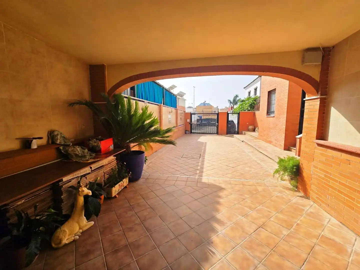 Vista exterior de Casa o xalet en venda en Bormujos amb Aire condicionat i Piscina