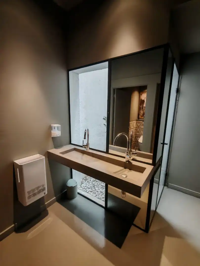 Baño de Local en traspaso en Sabadell con Aire acondicionado, Amueblado y Alarma