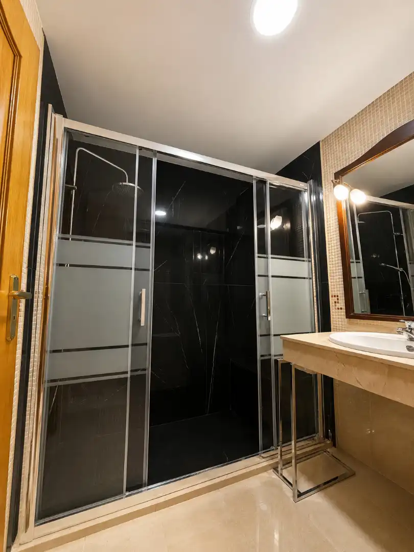 Bany de Casa adosada en venda en Bormujos amb Aire condicionat, Jardí privat i Terrassa
