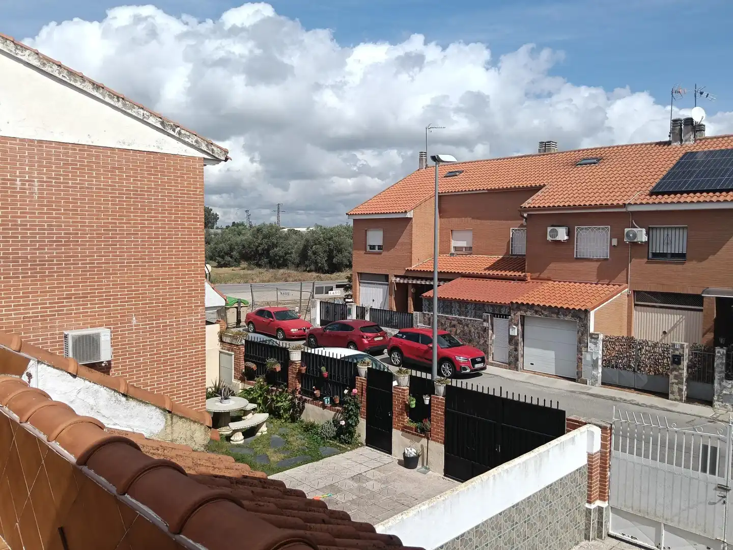 Vista exterior de Casa adosada en venda en Cedillo del Condado amb Calefacció, Jardí privat i Terrassa