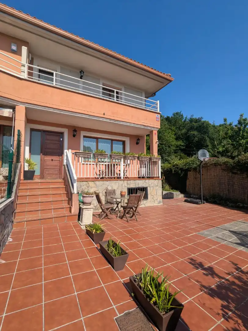 Terrasse von Einfamilien-Reihenhaus zum Verkauf in Amorebieta-Etxano mit Privatgarten, Terrasse und Balkon