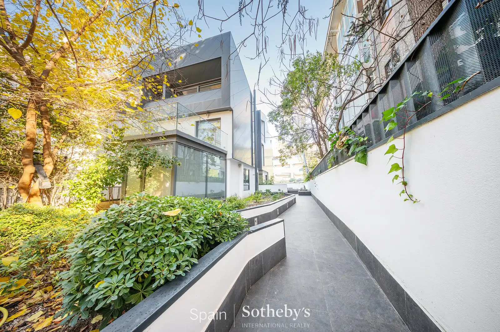 Vista exterior de Casa o xalet en venda en Madrid amb Aire condicionat, Calefacció i Jardí privat