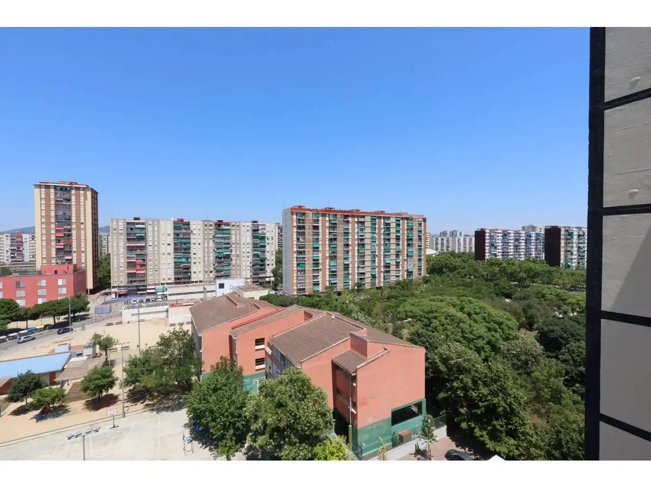 Exterior view of Flat for sale in L'Hospitalet de Llobregat