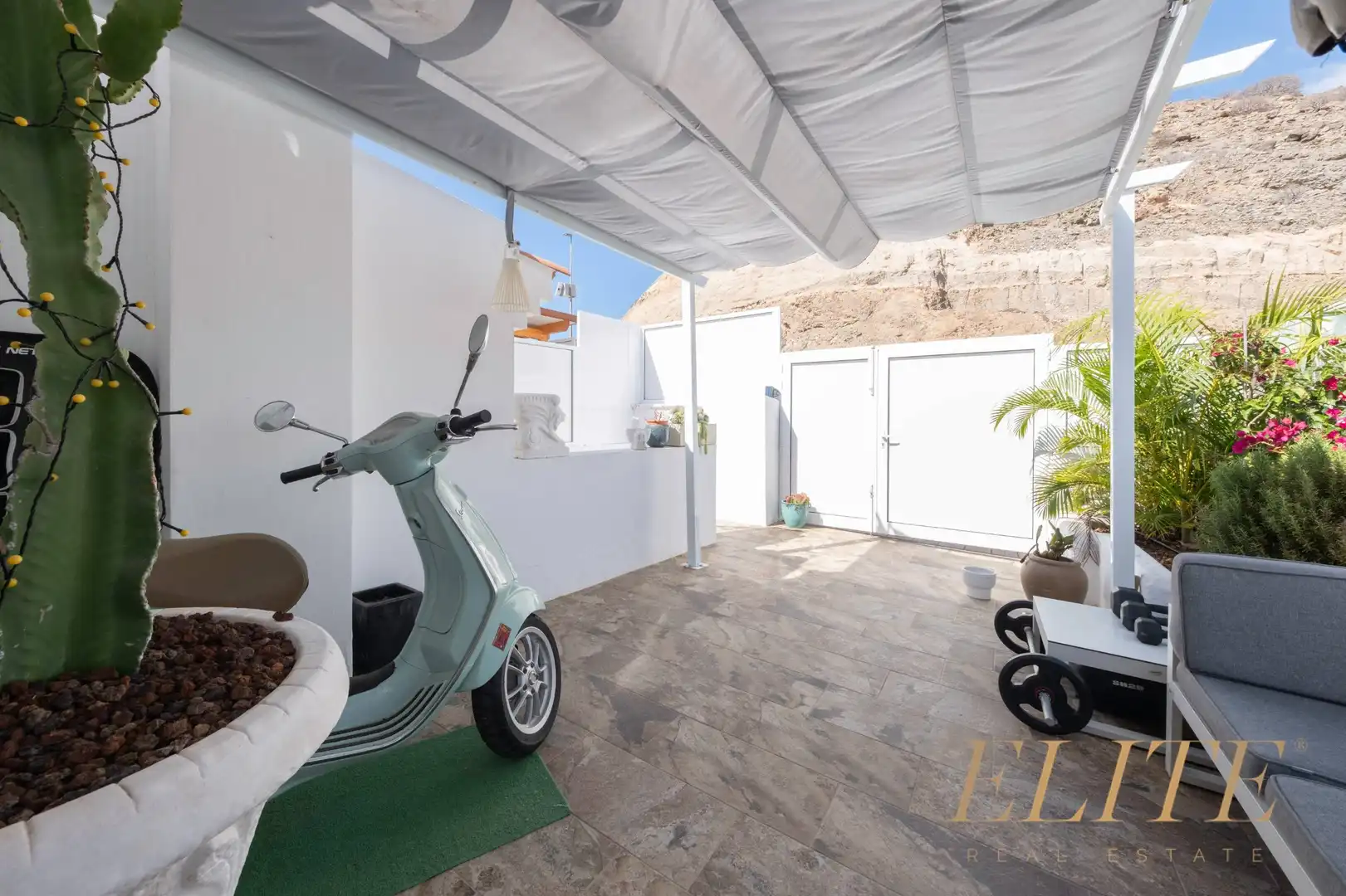 Außenansicht von Einfamilien-Reihenhaus zum Verkauf in Mogán mit Klimaanlage, Heizung und Terrasse