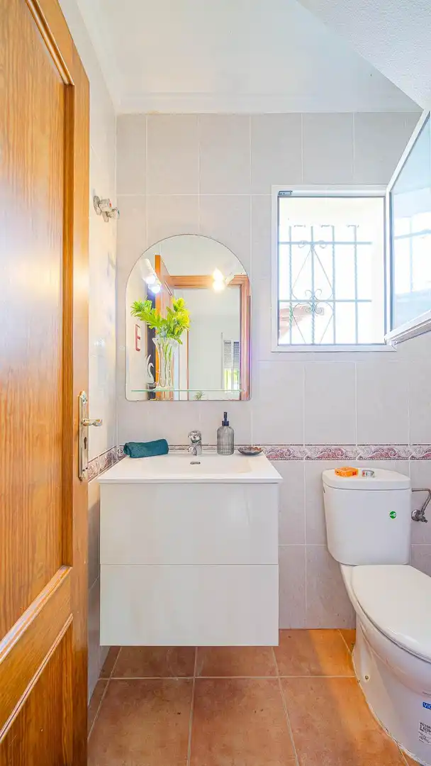 Baño de Casa adosada en venta en Orihuela con Aire acondicionado, Calefacción y Jardín privado