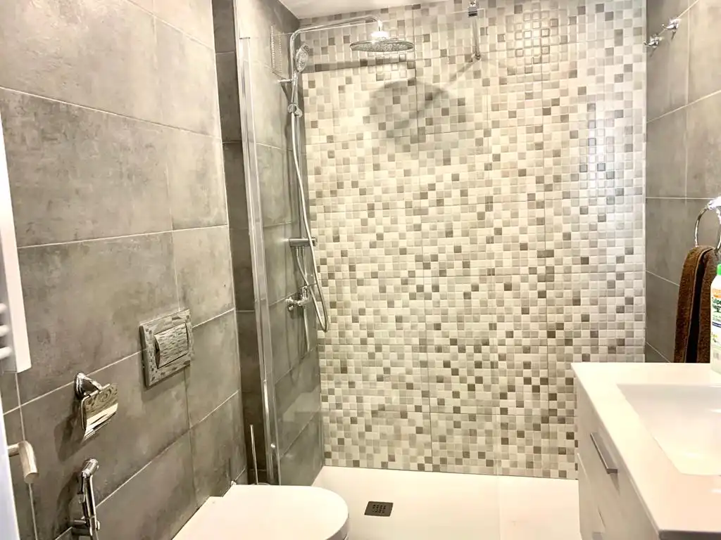 Bany de Apartament en venda en Alicante / Alacant amb Aire condicionat, Terrassa i Moblat