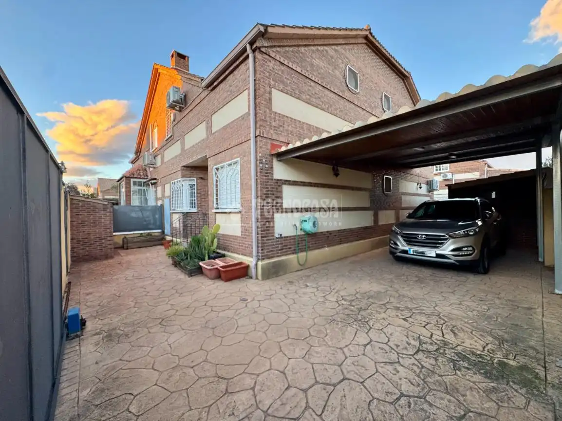 Vista exterior de Casa adosada en venta en Villanueva de la Torre con Aire acondicionado