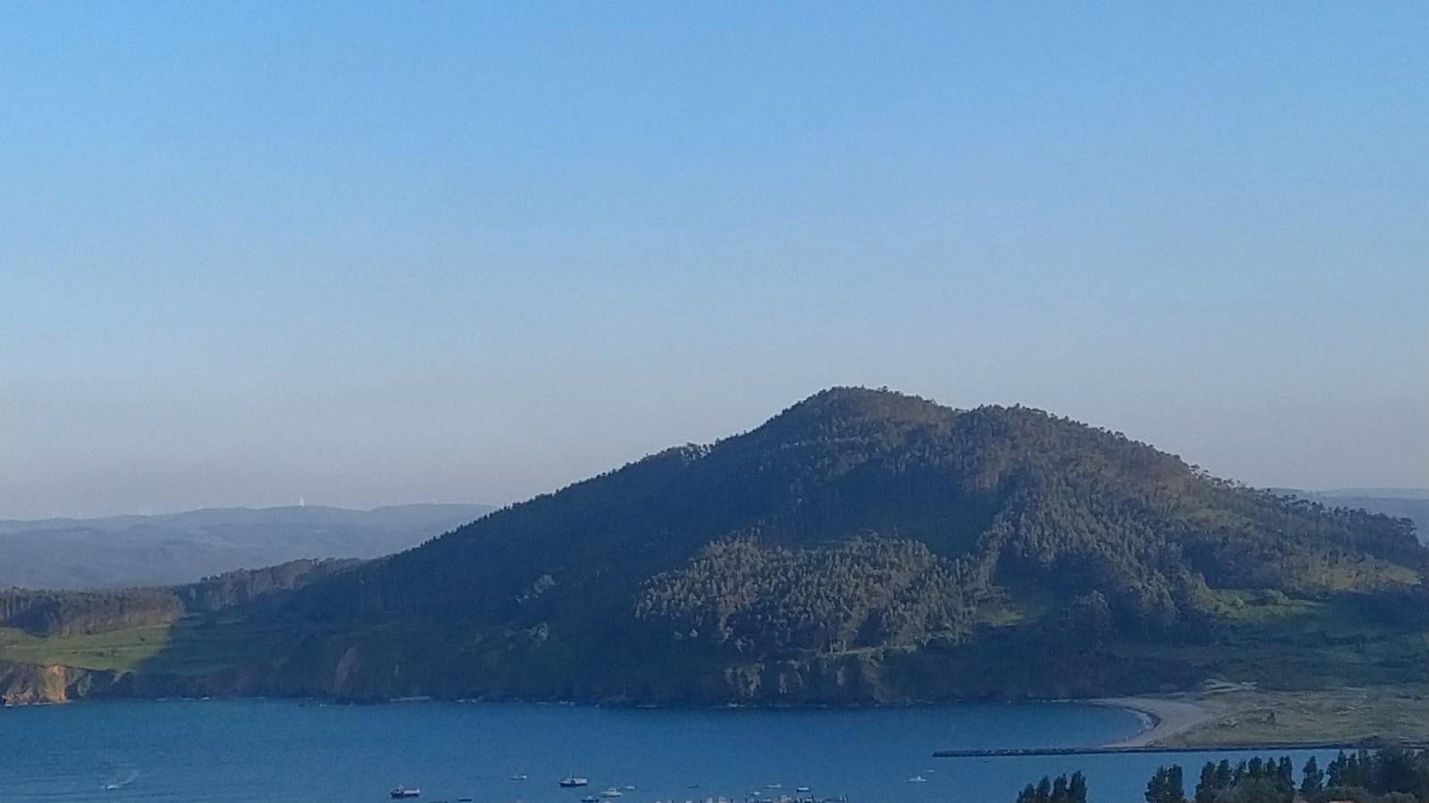 Vista exterior de Casa o xalet en venda en Cariño amb Jardí privat, Parquet i Terrassa