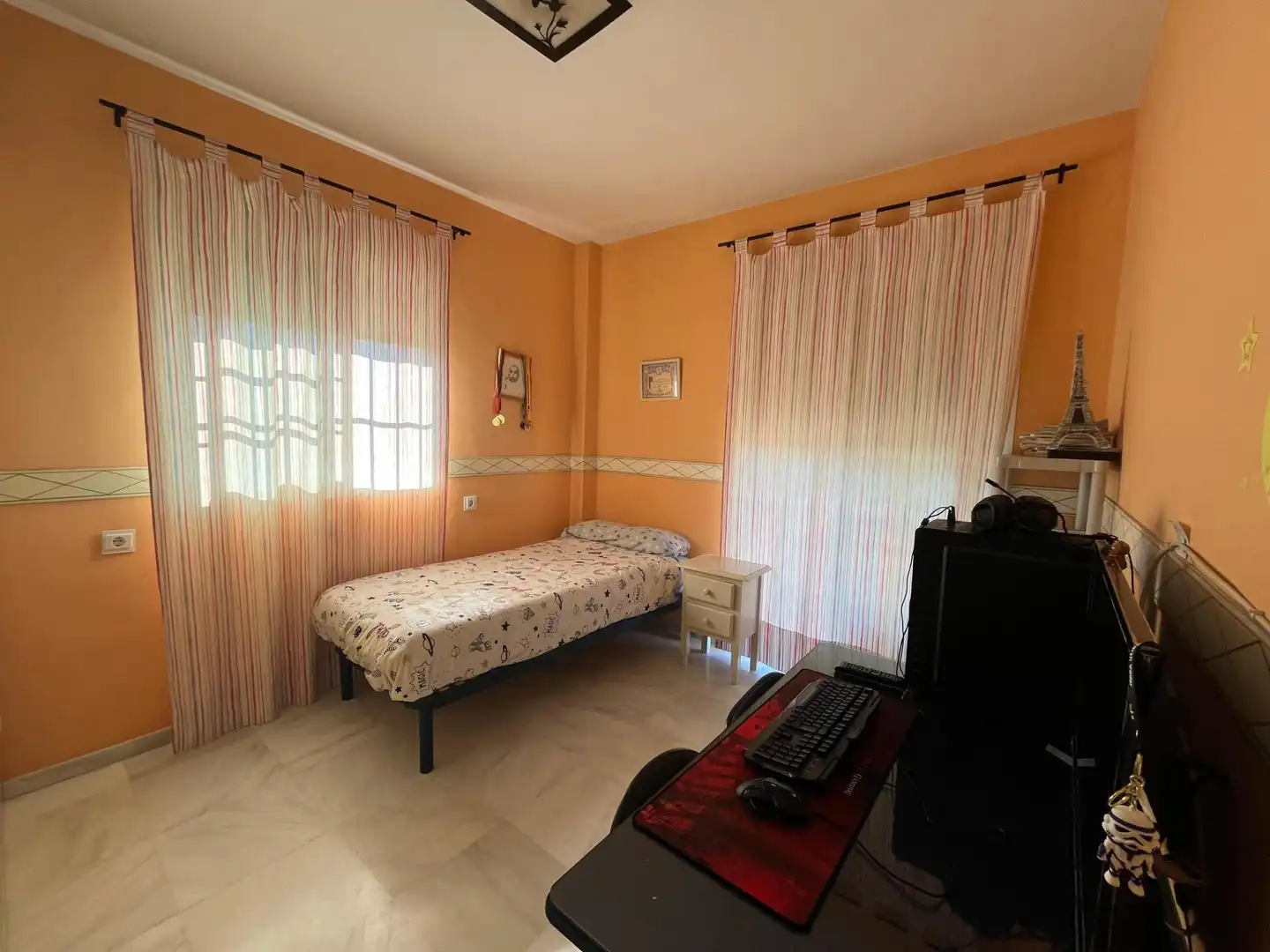 Dormitori de Casa adosada en venda en Huévar del Aljarafe amb Terrassa i Balcó