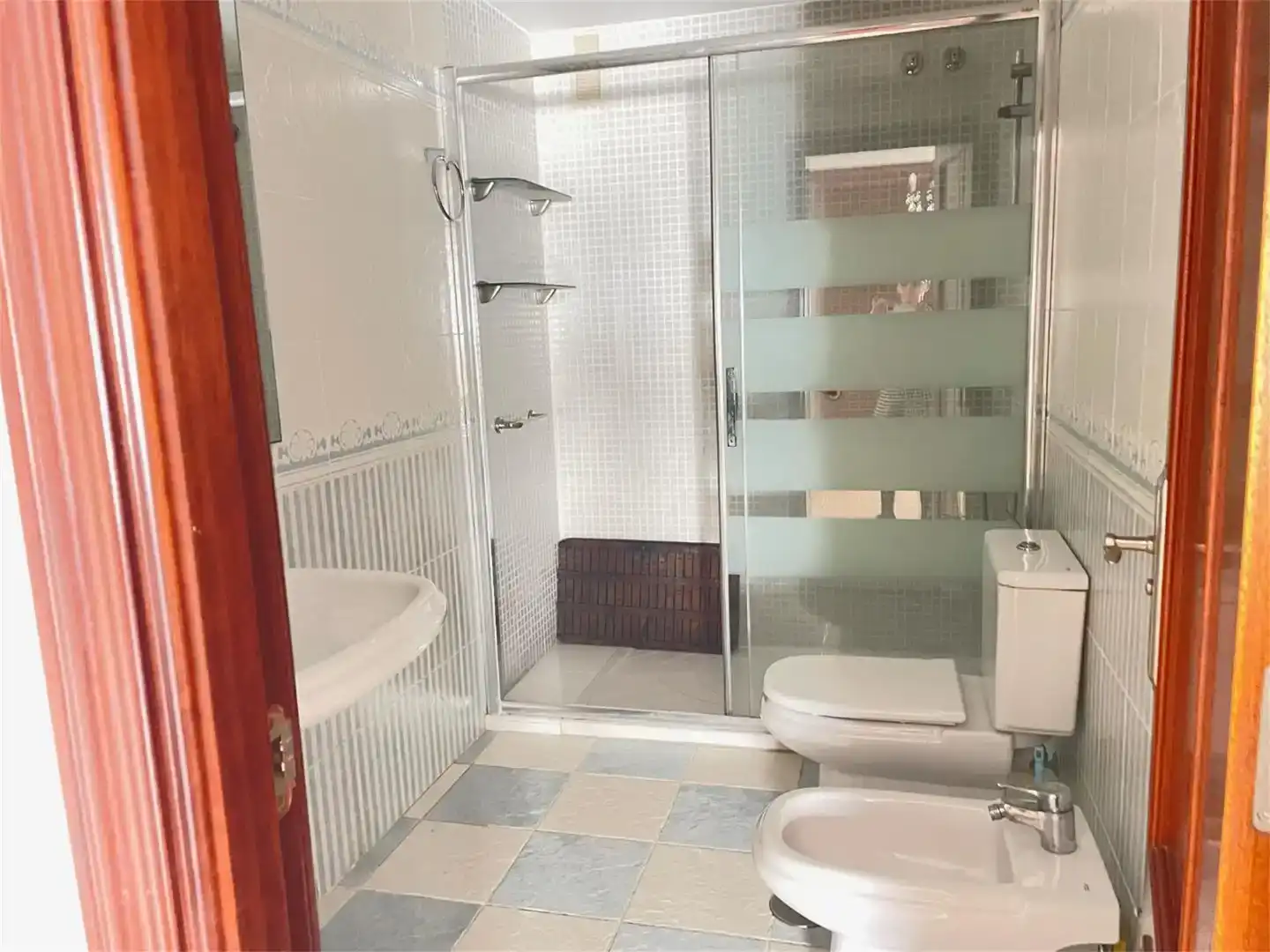 Badezimmer von Wohnung zum Verkauf in Ceuta mit Klimaanlage, Privatgarten und Schwimmbad