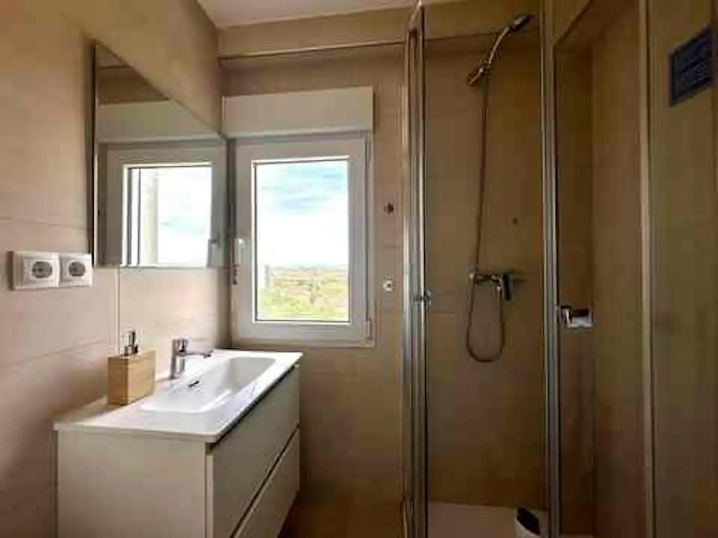 Bathroom of Flat for rent in Madrid  with Air Conditioner, Heating and Washing machine